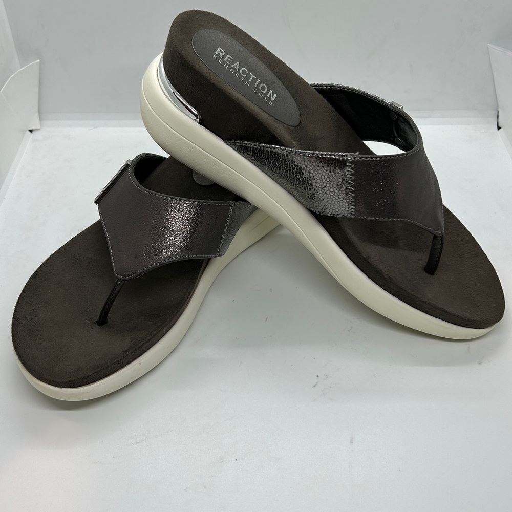 Kenneth Cole REACTION Women's Blaire Thong Sandals.Metallic Pewter Finish Size 8 - Picture 2 of 11